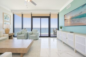 Condo, 4 habitaciones | Área de sala de estar