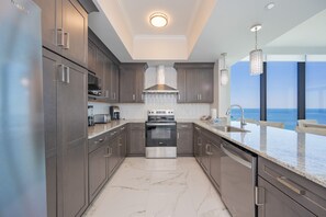 Condo, 4 habitaciones | Cocina privada | Refrigerador, horno y cafetera y tetera