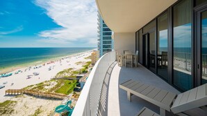 Ein Balkon mit Blick auf Strand und Meer.