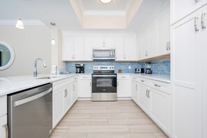 Appart'hôtel, 3 chambres | Cuisine privée | Réfrigérateur, four, cafetière/bouilloire