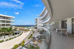 Outdoor dining - One Mambo 19, Beachfront Apartment (Willemstad)