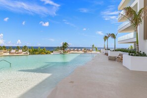 Outdoor pool - One Mambo 19, Beachfront Apartment (Willemstad)