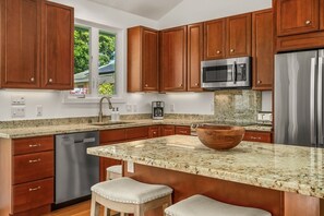 House, 3 Bedrooms | Private kitchen | Fridge, oven, coffee/tea maker, toaster