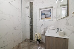 Dusche, Haartrockner, Handtücher