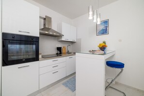 Fridge, oven, stovetop, dishwasher