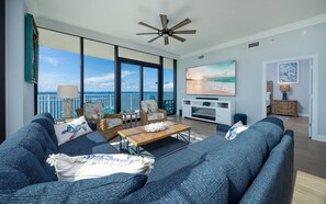 Condo, 4 habitaciones | Área de sala de estar