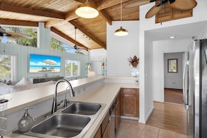 Microwave, stovetop, dishwasher - NEW!  Waterfront, 3 Bedroom, 3 Bath.  Keys Living, Peaceful Retreat (Islamorada)