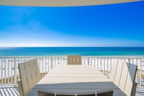 Ein Balkon mit Blick auf Strand und Meer.