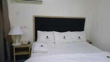 Chambre Ăconomique, balcon, vue ville | Bureau, espace de travail pour ordinateur portable, rideaux occultants