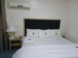 Escritorio, espacio para trabajar con laptop y cortinas blackout 