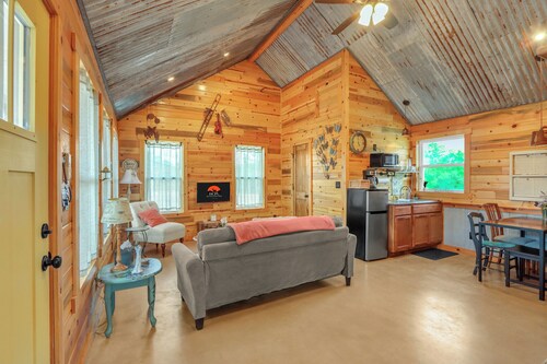 Hill Country Music Cottage w/ Firepit & Pickleball