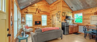 Hill Country Music Cottage w/ Firepit & Pickleball