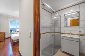 Dusj, hårføner, bidé og håndklær