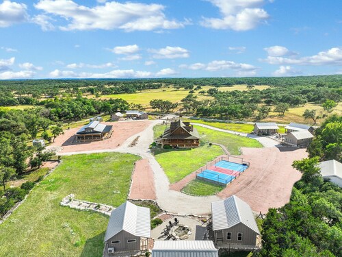 Wimberley Sports Cottage w/ Firepit & Pickleball