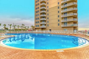 Una piscina cubierta, una piscina climatizada