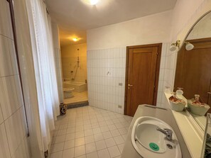 Sèche-cheveux, bidet, serviettes fournies, savon