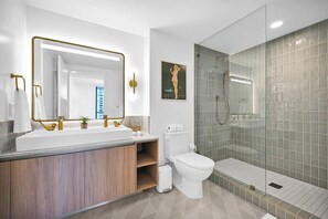 Douche, séchoir à cheveux, serviettes fournies