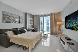 1 camera, una scrivania, ferro/asse da stiro, culla da viaggio