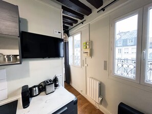 Fridge, microwave, oven, coffee/tea maker