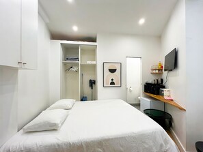 Iron/ironing board, free WiFi, bed sheets