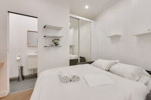 Iron/ironing board, free WiFi, bed sheets - Urban Flat 165 - Studio Triangle D'Or (París)