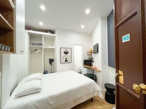 Iron/ironing board, free WiFi, bed sheets