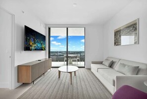 TV, offices - Panoramic Water Views 40th Floor Modern Condo (Miami)