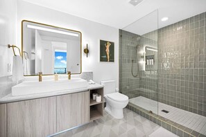 Douche, séchoir à cheveux, serviettes fournies