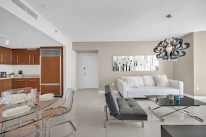 TV, offices - 49th Floor 1BR · Best Bay & Pool View (Miami)
