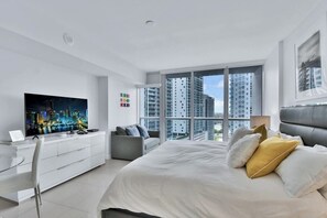 1 Schlafzimmer, Schreibtisch, Bügeleisen/Bügelbrett, Reisekinderbett