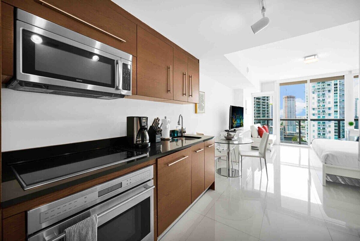 Coffee/tea maker, fridge, microwave, oven