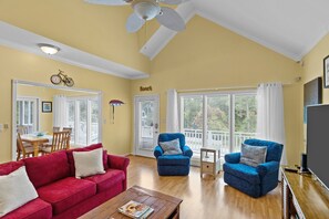 Smart TV - Emerald Sunsets: Pet-Friendly Beach Home (Emerald Isle)