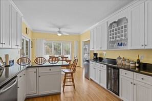 ثلاجة، ميكروويف، فرن، موقد طهي مسطح