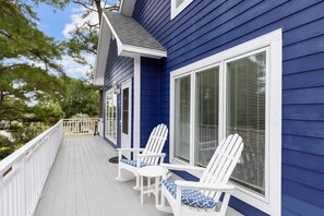 Terrace/patio - Emerald Sunsets: Pet-Friendly Beach Home (Emerald Isle)
