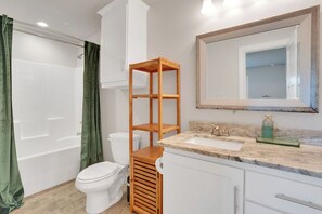 Douche, séchoir à cheveux, serviettes fournies, savon