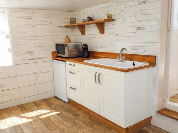 Cookware/dishes/utensils - Beehive (Beccles)