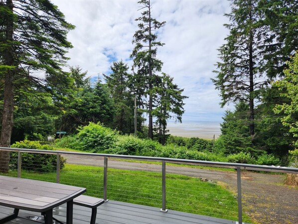 Outdoor dining - Zenith at Copalis Rocks - Unsurpassed Ocean View with new Hot Tub (Copalis Beach)