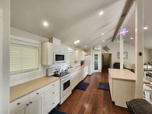 Fridge, microwave, oven, stovetop - Zenith at Copalis Rocks - Unsurpassed Ocean View with new Hot Tub (Copalis Beach)