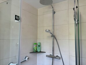 Hair dryer, towels, soap, toilet paper - Charming apartment, ideal for longer stays and families (Kiel)