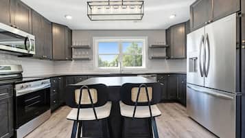 Bloc d'apartaments, balcó, vistes al jardí | Cuina privada | Torradora