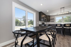 콘도, 발코니, 정원 전망 | 거실 공간 | TV