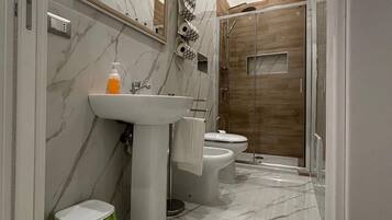Doccia, asciugacapelli, bidet, asciugamani
