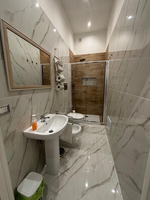 Douche, sèche-cheveux, bidet, serviettes fournies