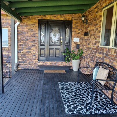 Doug's Place - Spectacular Views + Tennis Court