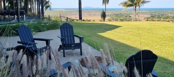 Doug's Place - Spectacular Views + Tennis Court