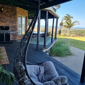 Outdoor dining - Doug's Place - Spectacular Views + Tennis Court (Nindaroo)