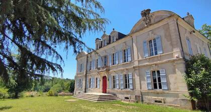 Dordogne Château with Pool & Garden – Sleeps 14