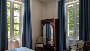 7 slaapkamers, een strijkplank/strijkijzer, wifi