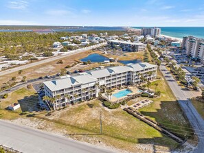 Un hôtel à étages, doté d’une piscine et offrant une vue sur la plage.