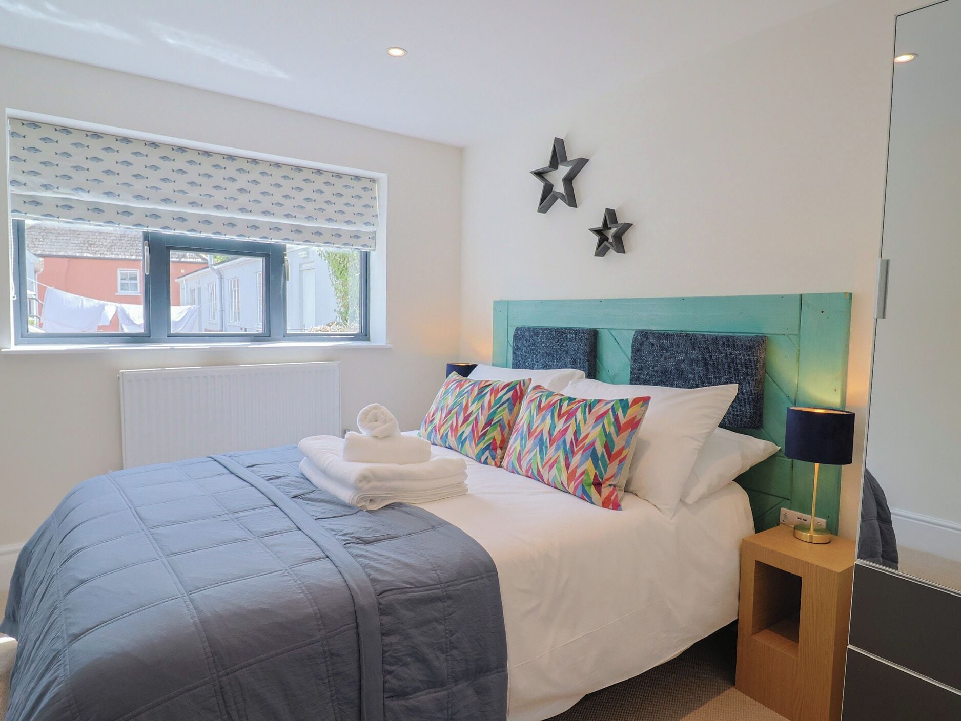 2 عدّة غرف نوم وبديكورات فريدة لكل غرفة وطراز فريد لكل وحدة